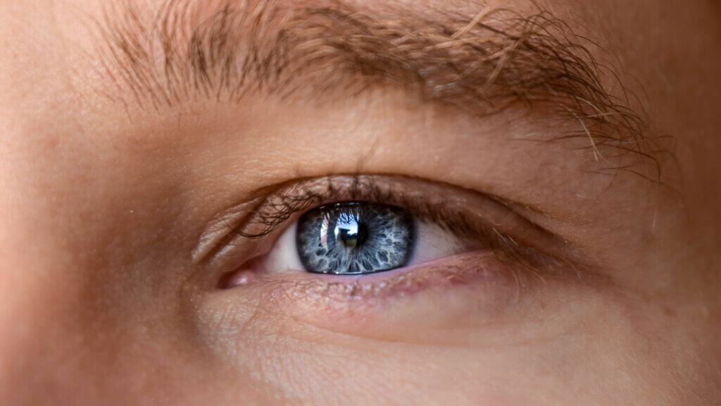Wann sollten Augenlinsen operativ ausgetauscht werden?