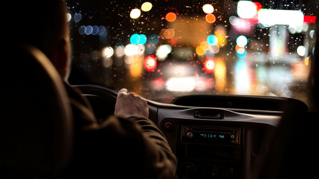 Blendempfindlichkeit beim Autofahren? Augen lasern als Lösung