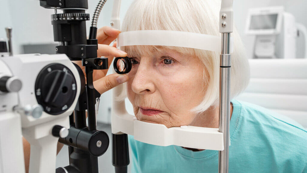 Grauer Star: Der Augenarzt stellt durch verschiedene Untersuchungen eine Diagnose