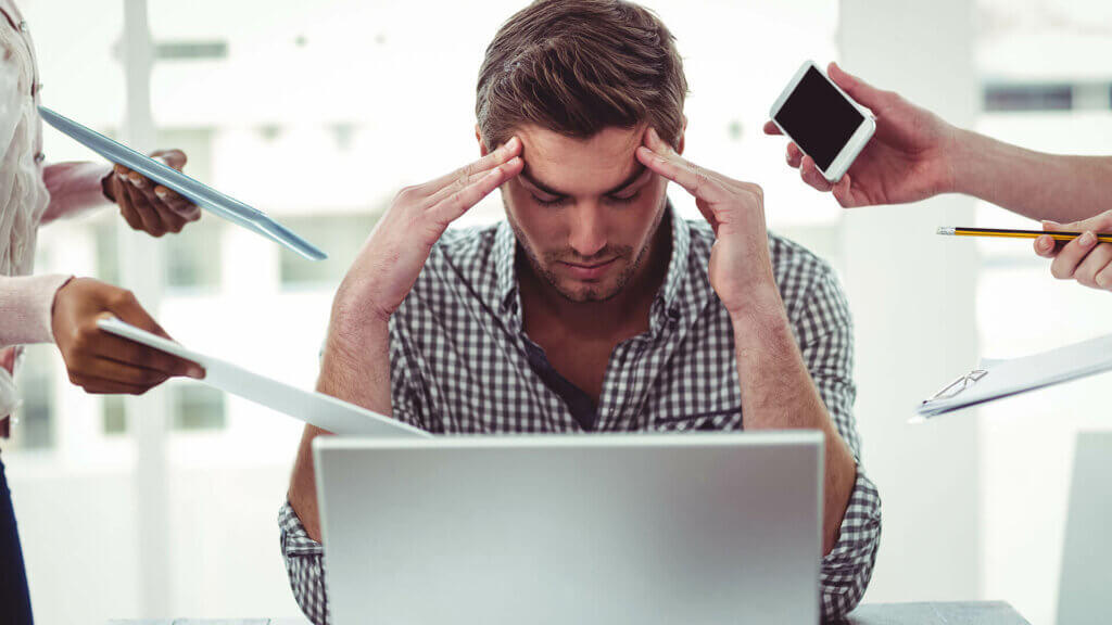 Stress als Ursache für zuckende Augenlider