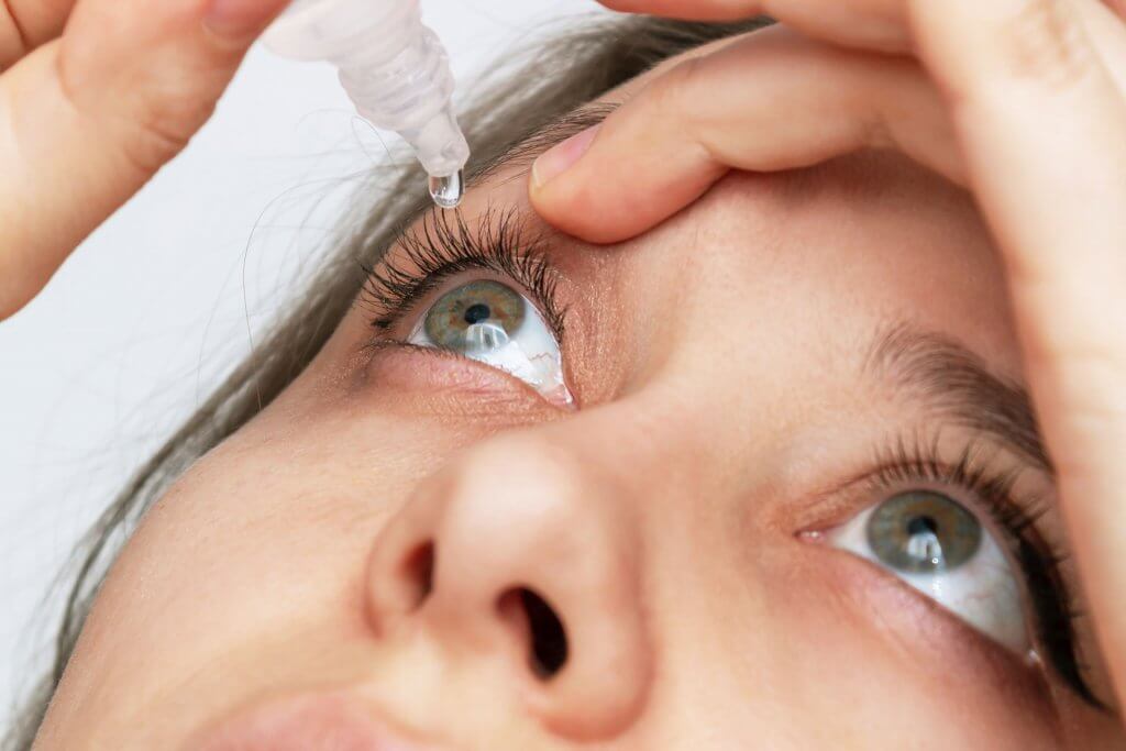 Behandlung einer Bindehautentzündung - Augentropfen
